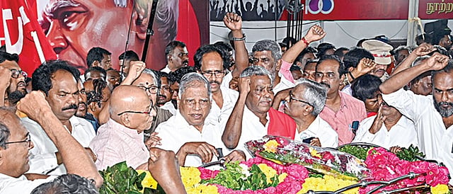 <div class="paragraphs"><p>மறைந்த தோழருக்கு மார்க்சிஸ்ட் தோழர்கள் அஞ்சலி.</p></div>