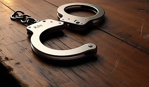 சென்னை | தொழிலதிபர் மனைவியை மிரட்டி தங்க, வைர நகைகளை பறித்த வழக்கில் தாய், மகன் கைது