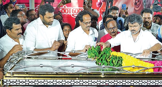 <div class="paragraphs"><p>அஞ்சலி செலுத்தும் விஜய்.</p></div>