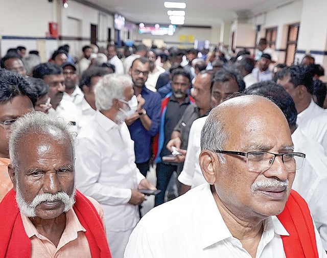 <div class="paragraphs"><p>மருத்துவமனைக்கு வந்த இந்திய கம்யூனிஸ்ட் மூத்த தலைவர் சி.மகேந்திரன்.</p></div>