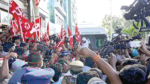 <div class="paragraphs"><p>மருத்துவமனையில் இருந்து ஆம்புலன்சில் நல்லகண்ணு உடல் எடுத்துச் செல்லப்பட்டபோது கை உயர்த்தி கோஷமிட்டு வீரவணக்கம் செலுத்திய தொண்டர்கள். </p></div>