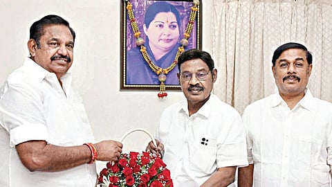 பழனிசாமியை சந்தித்த ஐஜேகே நிறுவனர் பாரிவேந்தர். அருகே கட்சித் தலைவர் ரவி பச்சமுத்து.