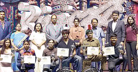 வேலூர் விஐடியில் ‘ரிவேரா’ கலை விழாவை தொடங்கிவைத்து, மாணவர்களுக்கு பரிசு வழங்கினார் இந்திய மகளிர் கிரிக்கெட் அணி முன்னாள் கேப்டன் மிதாலி ராஜ். உடன், பல்கலை. வேந்தர் கோ.விசுவநாதன், துணைத் தலைவர்கள் சங்கர் விசுவநாதன், சேகர் விசுவநாதன், செயல் இயக்குநர் சந்தியா பென்டாரெட்டி, உதவி துணைத் தலைவர் காதம்பரி எஸ்.விசுவநாதன் உள்ளிட்டோர்.