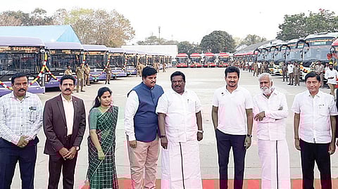 மாநகர் போக்குவரத்துக் கழகத்தின் மத்திய மின்சாரப் பேருந்து பணிமனையை துணை முதல்வர் உதயநிதி ஸ்டாலின் திறந்து வைத்து, 145 புதிய மின்சார பேருந்துகளின் சேவையை தொடங்கி வைத்தார். உடன் அமைச்சர்கள் சா.சி.சிவசங்கர், பி.கே.சேகர்பாபு, மேயர் பிரியா, மாநகர் போக்குவரத்துக் கழக மேலாண் இயக்குநர் த.பிரபுசங்கர்.