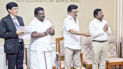 புதிய துணை மின் நிலையங்களை முதல்வர் ஸ்டாலின் காணொலி மூலம் திறந்துவைத்தார். உடன் அமைச்சர் சிவசங்கர், தலைமைச் செயலாளர் நா.முருகானந்தம், துறைச் செயலர் ஜெ.ராதாகிருஷ்ணன், எரிசக்தித் துறை தலைமை செயலர் மங்கத் ராம் சர்மா.