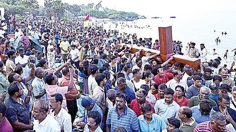 கச்சத்தீவில் புனித அந்தோணியார் ஆலயத் திருவிழாவை முன்னிட்டு நேற்று நடைபெற்ற சிலுவைப் பாதை நிகழ்ச்சியில் பங்கேற்றோர். | படம்: எல்.பாலச்சந்தர் |