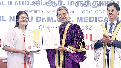 சென்னை கிண்டியில் உள்ள தமிழ்நாடு டாக்டர் எம்ஜிஆர் மருத்துவ பல்கலைக்கழக பட்டமளிப்பு விழாவில், தமிழக ஆளுநரும், பல்கலைக்கழக வேந்தருமான ஆர்.என்.ரவி தலைமை ஏற்று, மாணவர்களுக்கு பட்டங்களை வழங்கினார். உடன் லக்னோ சஞ்சய் காந்தி முதுகலை மருத்துவ அறிவியல் நிறுவன  இயக்குநர் மருத்துவர் ரா.கி.திமான், பல்கலைக்கழக  துணைவேந்தர் பேராசிரியர் கி.நாராயணசாமி, பதிவாளர் மருத்துவர் கே.சிவசங்கீதா. 