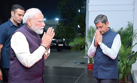 சென்னை வந்துள்ள பிரதமர் நரேந்திர மோடியை ஆளுநர் மாளிகை வாயிலில் வரவேற்ற ஆளுநர் ஆர்.என்.ரவி. 