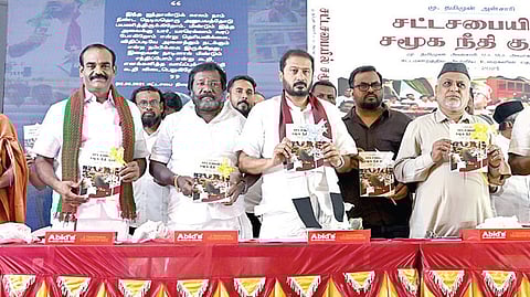 மனிதநேய ஜனநாயக கட்சியின் 10-ம் ஆண்டு நிறைவு விழாவில், கட்சியின் தலைவர் மு.தமிமுன் அன்சாரி எழுதிய `சட்டசபையில் சமூக நீதி குரல்' என்ற நூல் அறிமுகம் செய்யப்பட்டது. நிகழ்ச்சியில் கொங்கு இளைஞர் பேரவை தலைவர் தனியரசு, முக்குலத்தோர் புலிப்படை அமைப்பின் தலைவர் கருணாஸ் உள்ளிட்டோர் பங்கேற்றனர். | படம்: எஸ்.சத்தியசீலன் |