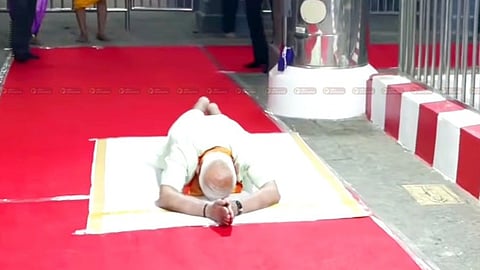 திருப்பரங்குன்றம் கொடி மரம் முன் விழுந்து வணங்கிய பிரதமர் மோடி | படம் : நா. தங்கரத்தினம்