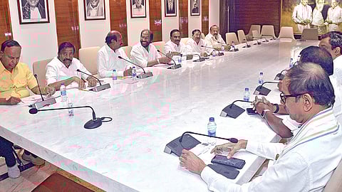 தமிழக சட்டமன்றத் தேர்தலில் தொகுதி பங்கீடு குறித்து காங்கிரஸ் தலைவர்கள் அண்ணா அறிவாலயத்தில் திமுக தேர்தல் பொறுப்பாளர்களுடன் நேற்று பேச்சுவார்த்தை நடத்தினர்.