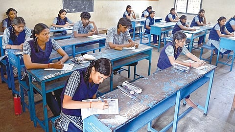 தமிழகம் முழுவதும் பிளஸ் 2 பொதுத் தேர்வு நேற்று தொடங்கியது. சென்னை எழும்பூரில் உள்ள மாநில பெண்கள் மேல்நிலைப்பள்ளியில் தேர்வு எழுதத் தயாராக இருந்த மாணவ, மாணவிகள். 	                 படம்: எஸ்.சத்தியசீலன் 