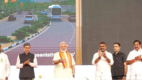 மதுரையில் நடைபெற்ற அரசு விழாவில் நான்கு வழிச்சாலை திட்டங்களுக்கு அடிக்கல், மறுசீரமைக்கப்பட்ட ரயில் நிலையங்கள் திறப்பு உள்பட பல்வேறு திட்டங்களை பிரதமர் மோடி தொடங்கி வைத்தார். உடன் ஆளுநர் ஆர்.என்.ரவி, மத்திய இணை அமைச்சர் முருகன், அமைச்சர் எ.வ.வேலு, எதிர்க்கட்சித் தலைவர் பழனிசாமி, தமிழக பாஜக  தலைவர் நயினார் நாகேந்திரன்.