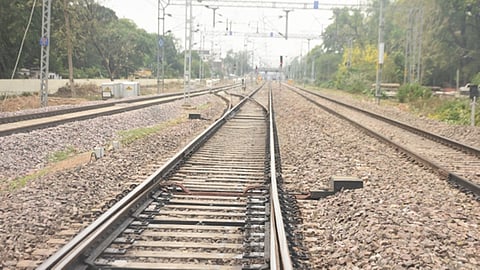 மெட்ரோ நகரங்​களை இணைக்க 5, 6-வது ரயில் பாதைகள் அமைக்க முடிவு