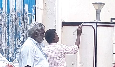 ஓபிஎஸ் வீட்டின் முகப்பு பகுதியின் வண்ணத்தை மாற்றும் ஊழியர்கள்.