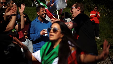 காமேனி மரணமும் தாக்கமும்: ஈரானில் ஒருபக்கம் துக்கம், மறுபக்கம் கொண்டாட்டம் ஏன்?