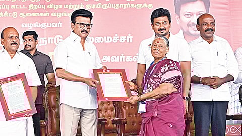 தமிழ்நாடு நகர்ப்புற வாழ்விட மேம்பாட்டு வாரியம் சார்பில் சென்னை கோட்டூர்புரத்தில் நேற்று நடைபெற்ற விழாவில், புதிய அடுக்குமாடி குடியிருப்புகளை முதல்வர் ஸ்டாலின் திறந்து வைத்து, பயனாளிகளுக்கு ஒதுக்கீட்டு ஆணைகளை வழங்கினார். உடன் துணை முதல்வர் உதயநிதி ஸ்டாலின், அமைச்சர்கள் தா.மோ.அன்பரசன், மா.சுப்பிரமணியன், சேகர்பாபு, எம்.பி. தமிழச்சி தங்கபாண்டியன், வீட்டுவசதி துறை செயலர் காகர்லா உஷா.