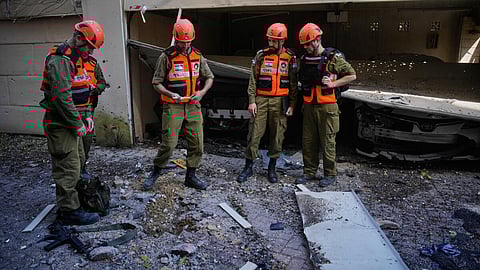 ஈரான் நடத்திய தாக்குதலில் சேதமடைந்த பகுதியை பார்வையிடும் இஸ்ரேல் பாதுகாப்புப் படையினர்.