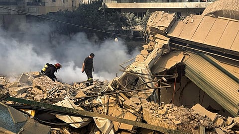 லெபனான் தலைநகர் பெய்ரூட்டில் இஸ்ரேல் நடத்திய தாக்குதலில் இடிந்து விழுந்த கட்டிடம்