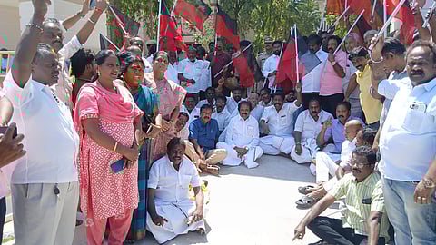 திருச்சி கோட்ட ரயில்வே மேலாளர் அலுவலகம் முன்பு முற்றுகைப் போராட்டத்தில் ஈடுபட்ட திமுகவினர்.