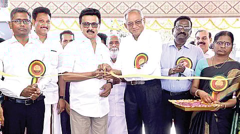 தேவிபாலியம்மன் மற்றும் இளங்காளியம்மன் கோயில் சார்பில் கொளத்தூர், ராஜாஜி நகரில் ரூ.11.88 கோடி செலவில் கட்டப்பட்டுள்ள மூத்த குடிமக்கள் உறைவிடத்தை முதல்வர் மு.க.ஸ்டாலின் திறந்து வைத்தார். நிகழ்ச்சியில், அமைச்சர்கள் பி.கே.சேகர்பாபு, அன்பில் மகேஸ், மேயர் பிரியா, டாக்டர் கலாநிதி வீராசாமி எம்.பி. டி.வி.எஸ். குழுமத்தின் தலைவர் வேணு சீனிவாசன், துறை செயலாளர் க.மணிவாசன், இந்து சமய அறநிலையத் துறை ஆணையர் பி.என்.தர் மற்றும் அரசு உயர் அலுவலர்கள் கலந்து கொண்டனர்.