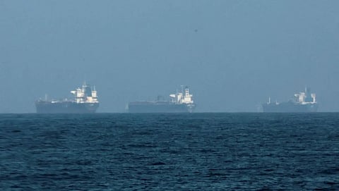 ஹார்முஸ் ஜலசந்தியில் முடங்கிய 700 கப்பல்கள்: உலக நாடுகளுக்கான கச்சா எண்ணெய் விநியோகம் பாதிப்பு