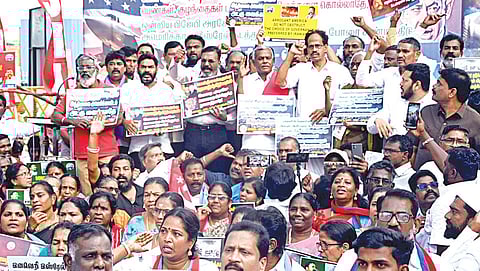 ஈரான் மீது அமெரிக்க - இஸ்ரேல் படைகள் நடத்தி வரும் தாக்குதலைக் கண்டித்து, போரை மத்திய அரசு கண்டிக்க வலியுறுத்தியும் இடதுசாரிகள், விடுதலை சிறுத்தைகள் கட்சி சார்பில் சென்னை சைதாப்பேட்டையில் நேற்று ஆர்ப்பாட்டம் நடைபெற்றது. இதில் திருமாவளவன், பெ.சண்முகம், மு.வீரபாண்டியன் ஆகியோர் கலந்து கொண்டனர் | படம்: ம.பிரபு |