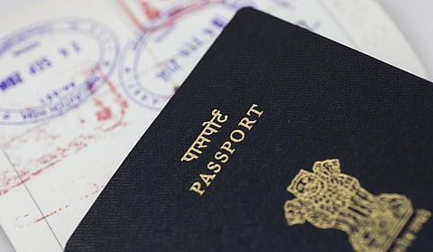 போலி ஆவணங்கள் மூலம் இந்திய பாஸ்போர்ட்: விமானத்தில் இலங்கைக்கு தப்ப முயன்ற பெண் கைது