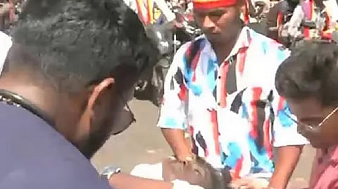 விஜய் காரை பின்தொடர்ந்த 2 பேர் விபத்தில் சிக்கி படுகாயம்