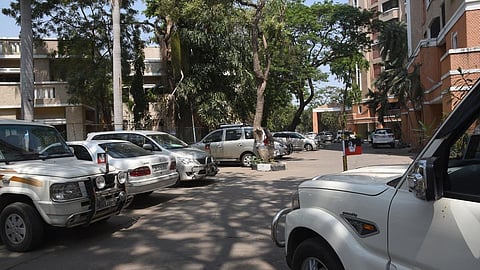 ஓமந்தூரார் தோட்டம் எம்எல்ஏ-க்கள் விடுதியில் பராமரிப்பு பணி டெண்டருக்கு தடை விதிக்க முடியாது: ஐகோர்ட் உத்தரவு