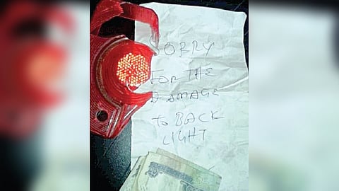 பைக்கின் லைட்டை தவறுதலாக சேதப்படுத்தியதற்காக மன்னிப்பு கடிதத்துடன்  ரூ.200 வைக்கப்பட்டிருந்தது.