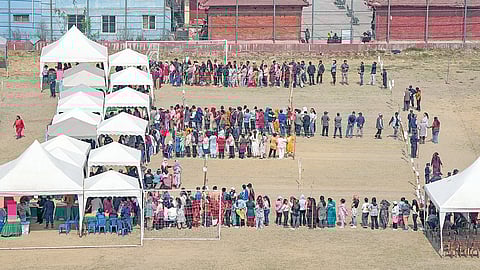 நேபாளத்தில் நேற்று பொதுத்தேர்தல் நடைபெற்றது. இதையொட்டி லலித்பூரில் அமைக்கப்பட்டிருந்த வாக்குச்சாவடியில் வரிசையில் நின்று வாக்களித்த பொதுமக்கள். படம்: பிடிஐ