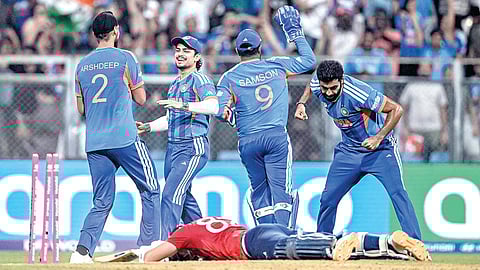 டி 20 உலகக் கோப்பை கிரிக்கெட் தொடரின் அரை இறுதியில் கடும் அச்சுறுத்தல் கொடுத்த ஜேக்கப் பெத்தேல் கடைசி ஓவரில் ரன் அவுட் ஆனதை கொண்டாடும் இந்திய அணி வீரர்கள்.