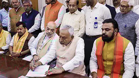 மாநிலங்களவை எம்.பி பதவிக்கு நிதிஷ் குமார் வேட்புமனு தாக்கல். உடன் அமித் ஷா.