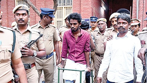 கோவை அனைத்து மகளிர் நீதிமன்றத்தில் தண்டனை&nbsp;விவரம் அறிவிக்கப்பட்ட பின்னர், சிறையில் அடைப் பதற்காக அழைத்துச் செல்லப்பட்ட காளீஸ்வரன், கருப்புசாமி, தவசி.படம்: ஜெ.மனோகரன்.