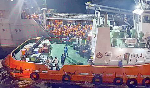 ஈரானின் 'ஐரிஸ் புஷேர்' போர்க் கப்பலிருந்து மீட்கப்படும் வீரர்கள்.