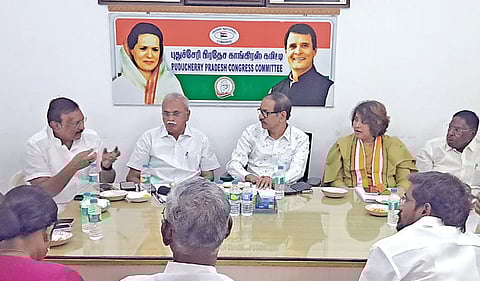 புதுச்சேரி காங்கிரஸ் அலுவலகத்தில் காங்கிரஸ் தலைவர்களுடன் பேசும் மேலிட பொறுப்பாளர் கிரிஷ் சோடங்கர். 