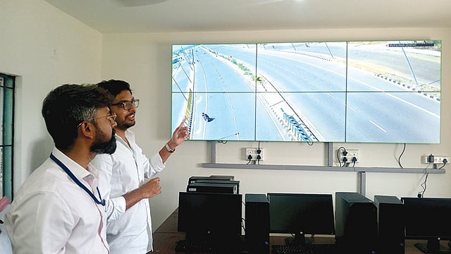 <div class="paragraphs"><p>மதுரை - கொல்லம் நான்கு வழிச்சாலையில் நவீன போக்குவரத்து மேலாண்மை அமைப்பு கட்டுப்பாட்டு அறை.</p></div>