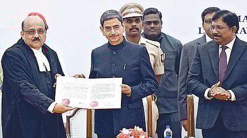 சென்னை உயர் நீதிமன்றத்தின் புதிய தலைமை நீதிபதியாக சுஷ்ருத் அர்விந்த் தர்மாதிகாரிக்கு, ஆளுநர் ஆர்.என்.ரவி நேற்று நடைபெற்ற பதவியேற்பு விழாவில் பதவிப்பிரமாணம் செய்து வைத்தார். | படம்: ம.பிரபு |