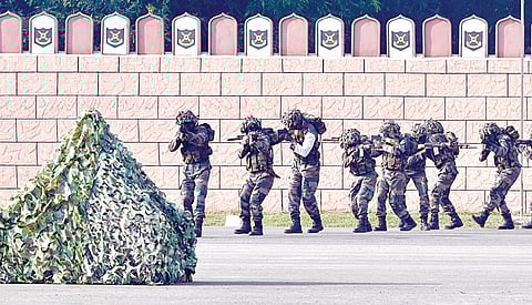 சென்னை பரங்கிமலையில் உள்ள ராணுவ அதிகாரிகள் பயிற்சி மையத்தில் ராணுவ வீரர்களின் சாகச நிகழ்ச்சிகள் நேற்று நடைபெற்றன. இதில் களரி, ஜிம்னாஸ்டிக்ஸ் போன்ற சாகசங்கள் மற்றும் தீவிரவாத முகாம்களை அழிப்பது போன்ற செயல் விளக்கத்தை வீரர்கள் நிகழ்த்திக் காட்டினர். படங்கள்: எம்.முத்துகணேஷ்