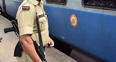 உரிய ஆவணமின்றி கொண்டுவரப்பட்ட ரூ.1.25 கோடி மதிப்பிலான தங்கம், வெள்ளி பறிமுதல்: ரயில்வே போலீஸார் நடவடிக்கை