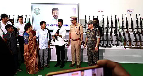 தெலங்கானா முதல்வர் முன்னிலையில் 130 நக்சலைட்டுகள் சரண்