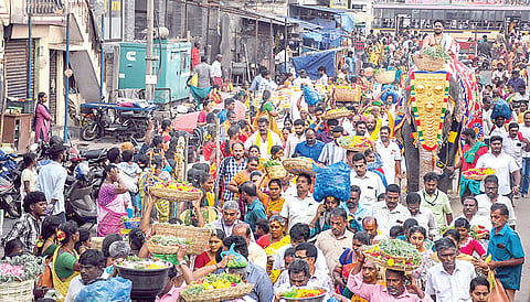 திருச்சி சமயபுரம் மாரியம்மன் கோயிலில் நேற்று தொடங்கிய பூச்சொரிதல் விழாவையொட்டி அம்மனுக்கு சாற்றுவதற்காக பூ தட்டுகளை எடுத்துக் கொண்டு கோயிலுக்கு ஊர்வலமாகச் சென்ற கோயில் நிர்வாகத்தினர் மற்றும் பக்தர்கள். 		                        படம்: ர.செல்வமுத்துகுமார்