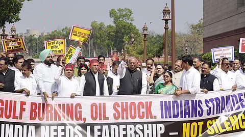 மேற்கு ஆசிய போர் பதற்றம்: நாடாளுமன்ற விவாதம் கோரி எதிர்க்கட்சிகள் ஆர்ப்பாட்டம்