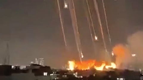 ஈரான் ஏவுகணை தாக்குதலில் இஸ்ரேலின் டெல் அவிவ் நகரில் சிதறி விழும் கொத்து வெடிகுண்டுகள். 