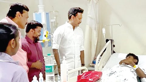 தஞ்சாவூரில் தனியார் மருத்துவமனையில் சிகிச்சை பெற்று வரும் மாணவர் ஷாரூனுக்கு ஆறுதல் கூறிய அமைச்சர் அன்பில் மகேஸ் பொய்யாமொழி, எம்.பி. ச.முரசொலி.