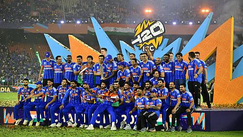 பட்டம் வென்ற இந்திய அணி வீரர்கள், பயிற்சியாளர் குழுவினர்.