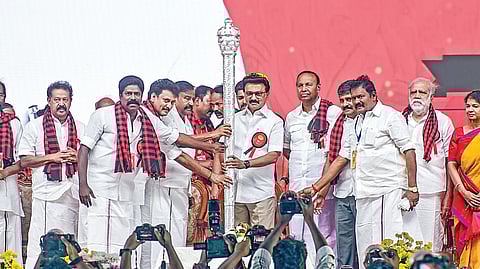 திருச்சியை அடுத்த சிறுகனூரில் நேற்றிரவு நடைபெற்ற திமுக மாநில மாநாட்டில் முதல்வர் மு.க.ஸ்டாலினுக்கு செங்கோல் வழங்கிய அமைச்சர் கே.என்.நேரு, அன்பில் மகேஸ் உள்ளிட்டோர். படம்: ர.செல்வமுத்து குமார்