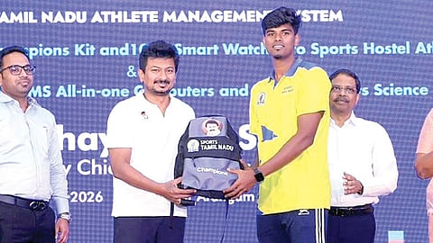 தமிழ்நாடு விளையாட்டு மேம்பாட்டு ஆணையம் சார்பில் கலைவாணர் அரங்கில் நேற்று நடைபெற்ற நிகழ்ச்சியில் துணை முதல்வர் உதயநிதி ஸ்டாலின் பங்கேற்று, விளையாட்டு விடுதி மாணவ, மாணவிகளுக்கு சாம்பியன்ஸ் கிட், ஸ்மார்ட் வாட்ச், ஸ்போர்ட்ஸ் சயின்ஸ் கிட் ஆகியவற்றை வழங்கினார். இந்நிகழ்வில் இளைஞர் நலன் மற்றும் விளையாட்டு மேம்பாட்டுத் துறை முதன்மைச் செயலாளர் சத்யபிரத சாகு, தமிழ்நாடு விளையாட்டு மேம்பாட்டு ஆணைய உறுப்பினர் செயலர் ஜே.மேகநாத ரெட்டி, மாவட்ட வருவாய் அலுவலர் வே.மணிகண்டன் உள்ளிட்டோர் கலந்துகொண்டனர்.