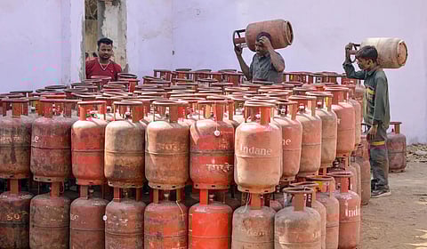 வணிக சிலிண்டர் நிறுத்தம்: புதுச்சேரியில் ஹோட்டல்கள் மூடப்படுவதாக அறிவிப்பு